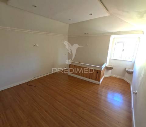 Moradia dividida em dois t1 remodelada em arcena (alverca do ribatejo)