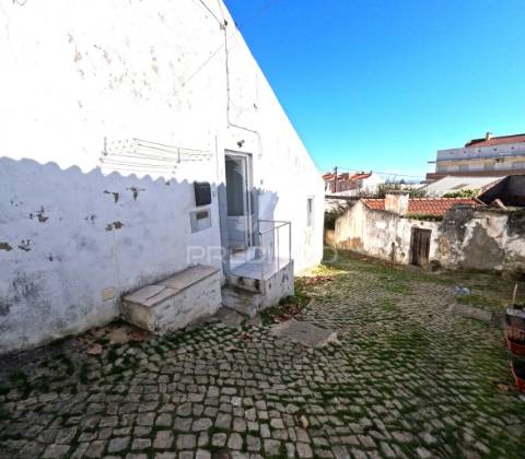 Moradia dividida em dois t1 remodelada em arcena (alverca do ribatejo)