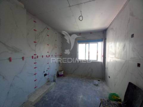 Vende-se apartamento t2 remodelado em setúbal – 195.000