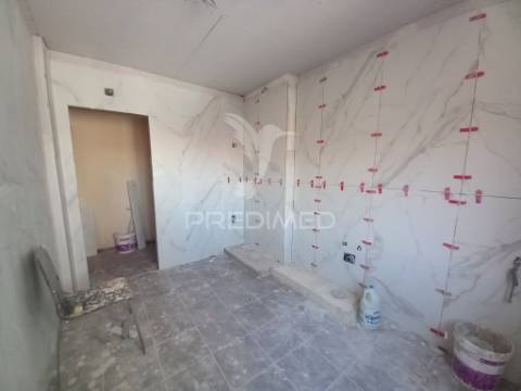 Vende-se apartamento t2 remodelado em setúbal – 195.000