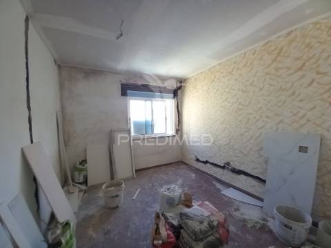 Vende-se apartamento t2 remodelado em setúbal – 195.000