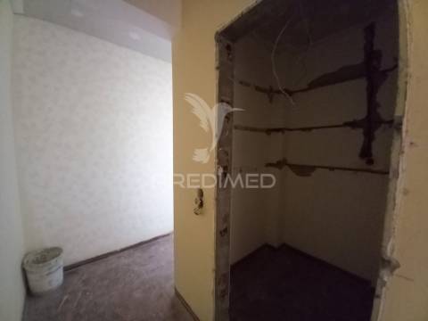 Vende-se apartamento t2 remodelado em setúbal – 195.000