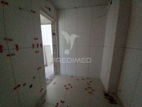 Vende-se apartamento t2 remodelado em setúbal – 195.000