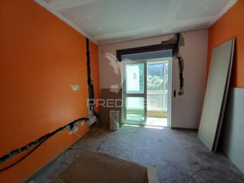 Vende-se apartamento t2 remodelado em setúbal – 195.000