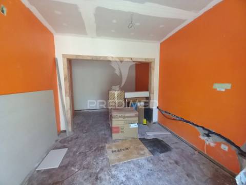 Vende-se apartamento t2 remodelado em setúbal – 195.000