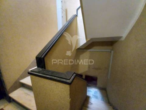 Vende-se apartamento t2 remodelado em setúbal – 195.000