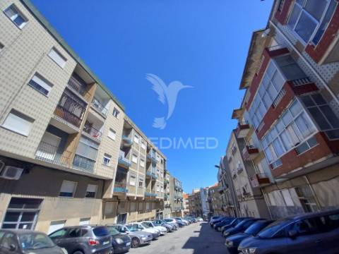 Vende-se apartamento t2 remodelado em setúbal – 195.000