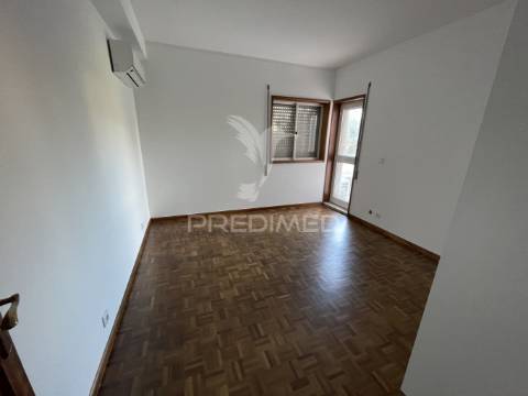 Oportunidade – t3 reabilitado com 2 varandas e lugar de garagem | rio tinto