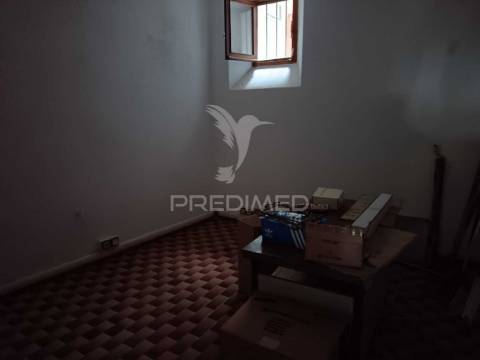 Oportunidade única no centro histórico de elvas – espaço versátil com potencial habitacional