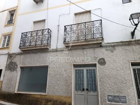 Oportunidade única no centro histórico de elvas – espaço versátil com potencial habitacional