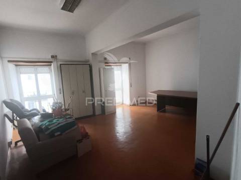 Oportunidade única no centro histórico de elvas – espaço versátil com potencial habitacional