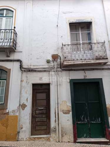 Moradia no centro histórico de elvas com 4 apartamentos independentes e pátio comum
