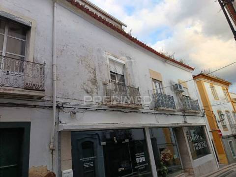 Moradia no centro histórico de elvas com 4 apartamentos independentes e pátio comum