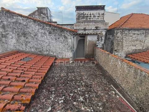 Moradia no centro histórico de elvas com 4 apartamentos independentes e pátio comum