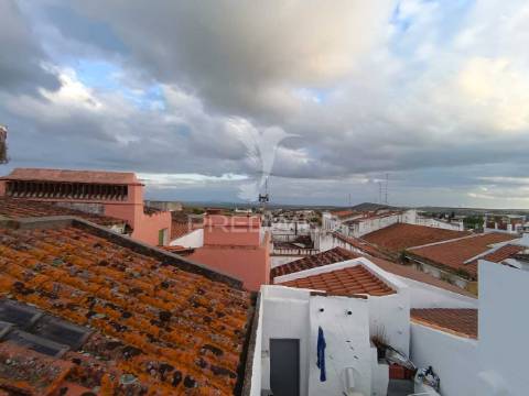 Moradia no centro histórico de elvas com 4 apartamentos independentes e pátio comum