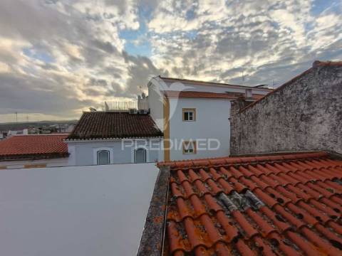 Moradia no centro histórico de elvas com 4 apartamentos independentes e pátio comum
