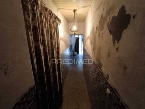 Moradia no centro histórico de elvas com 4 apartamentos independentes e pátio comum