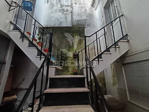 Moradia no centro histórico de elvas com 4 apartamentos independentes e pátio comum