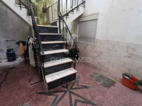 Moradia no centro histórico de elvas com 4 apartamentos independentes e pátio comum