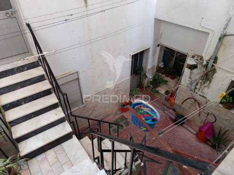 Moradia no centro histórico de elvas com 4 apartamentos independentes e pátio comum