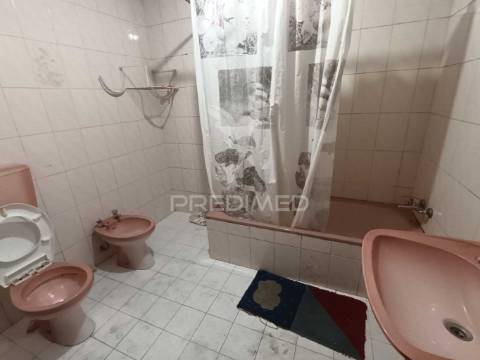 Moradia no centro histórico de elvas com 4 apartamentos independentes e pátio comum