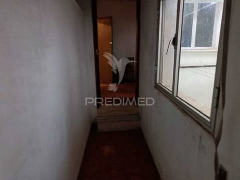 Moradia no centro histórico de elvas com 4 apartamentos independentes e pátio comum