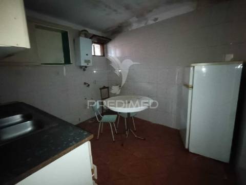 Moradia no centro histórico de elvas com 4 apartamentos independentes e pátio comum