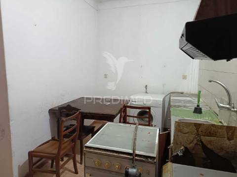 Moradia no centro histórico de elvas com 4 apartamentos independentes e pátio comum