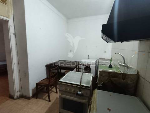 Moradia no centro histórico de elvas com 4 apartamentos independentes e pátio comum