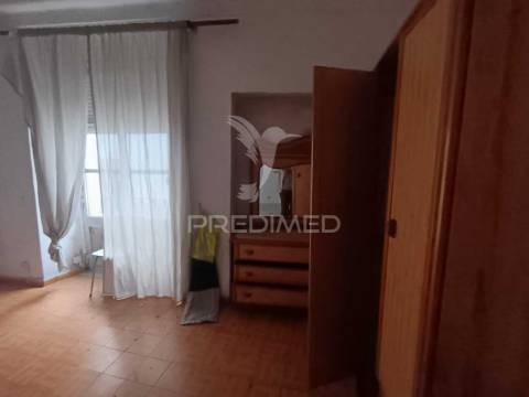 Moradia no centro histórico de elvas com 4 apartamentos independentes e pátio comum