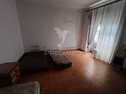 Moradia no centro histórico de elvas com 4 apartamentos independentes e pátio comum