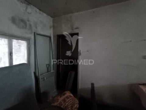 Moradia no centro histórico de elvas com 4 apartamentos independentes e pátio comum