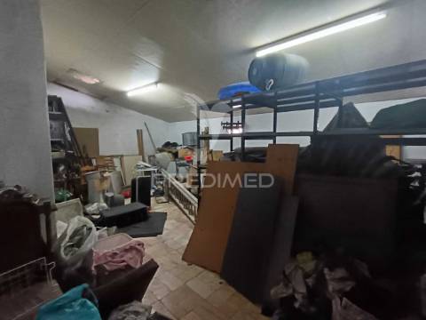 Moradia no centro histórico de elvas com 4 apartamentos independentes e pátio comum