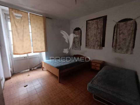 Moradia no centro histórico de elvas com 4 apartamentos independentes e pátio comum