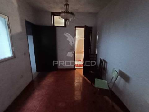 Moradia no centro histórico de elvas com 4 apartamentos independentes e pátio comum