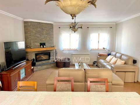 Moradia de 308 m2, inserida num terreno com 4.087 m2