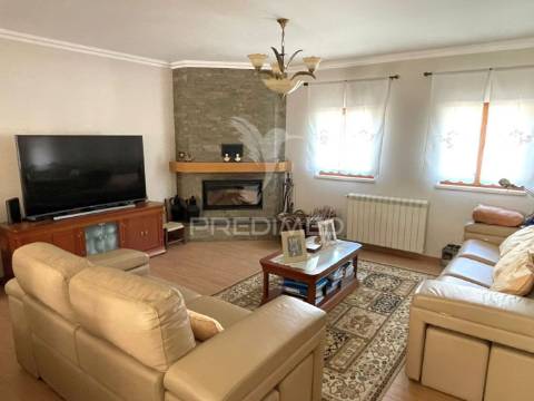 Moradia de 308 m2, inserida num terreno com 4.087 m2