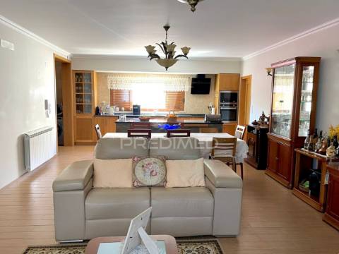 Moradia de 308 m2, inserida num terreno com 4.087 m2