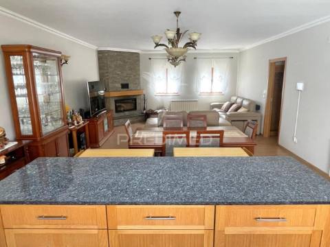 Moradia de 308 m2, inserida num terreno com 4.087 m2