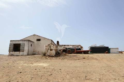 Quinta junto ao guadiana, 357ha, com ruínas com 1623m2