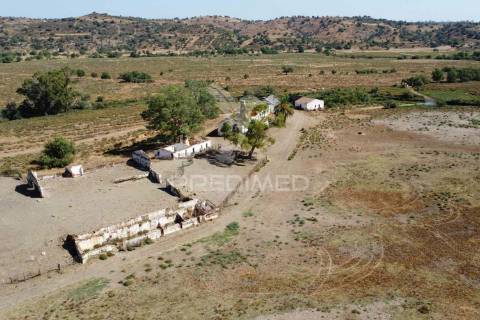 Terreno misto junto ao guadiana, 125ha, com ruína de 1005m2