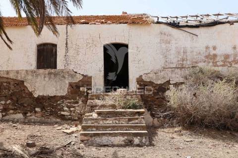 Terreno misto junto ao guadiana, 125ha, com ruína de 1005m2