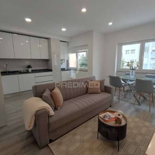 T3 remodelado em são vicente a menos de 10 mins a pé do comboio de santa apolónia (650m) e com vista rio!