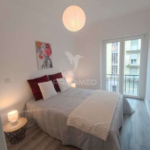 T3 remodelado em são vicente a menos de 10 mins a pé do comboio de santa apolónia (650m) e com vista rio!