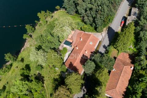 Refúgio de luxo no gerês – moradia térrea t4 com piscina e vista rio  barragem de salamonde | 4 suites | piscina | churrasqueira | vistas deslumbrantes