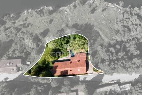 Refúgio de luxo no gerês – moradia térrea t4 com piscina e vista rio  barragem de salamonde | 4 suites | piscina | churrasqueira | vistas deslumbrantes