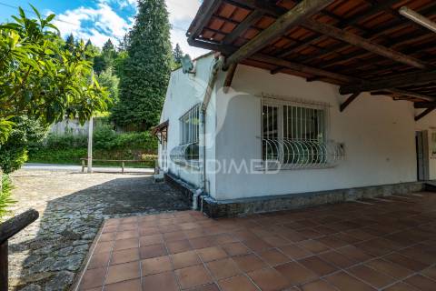 Refúgio de luxo no gerês – moradia térrea t4 com piscina e vista rio  barragem de salamonde | 4 suites | piscina | churrasqueira | vistas deslumbrantes