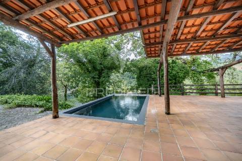 Refúgio de luxo no gerês – moradia térrea t4 com piscina e vista rio  barragem de salamonde | 4 suites | piscina | churrasqueira | vistas deslumbrantes