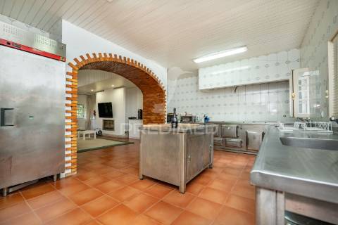 Refúgio de luxo no gerês – moradia térrea t4 com piscina e vista rio  barragem de salamonde | 4 suites | piscina | churrasqueira | vistas deslumbrantes