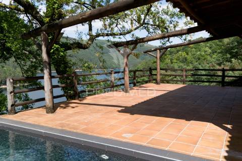 Refúgio de luxo no gerês – moradia térrea t4 com piscina e vista rio  barragem de salamonde | 4 suites | piscina | churrasqueira | vistas deslumbrantes